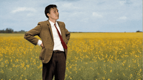 들판에서 손목시계를 보며 기다리는 미스터 빈 GIF